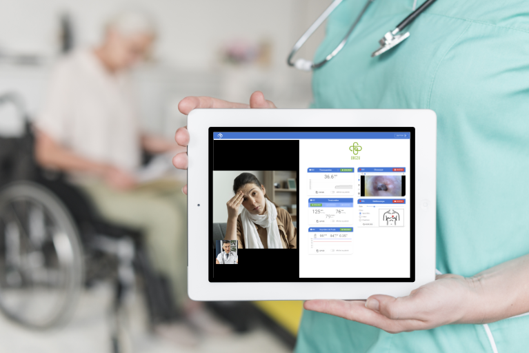 close-up-of-female-nurse-showing-blank-screen-on-digital-tablet_512px